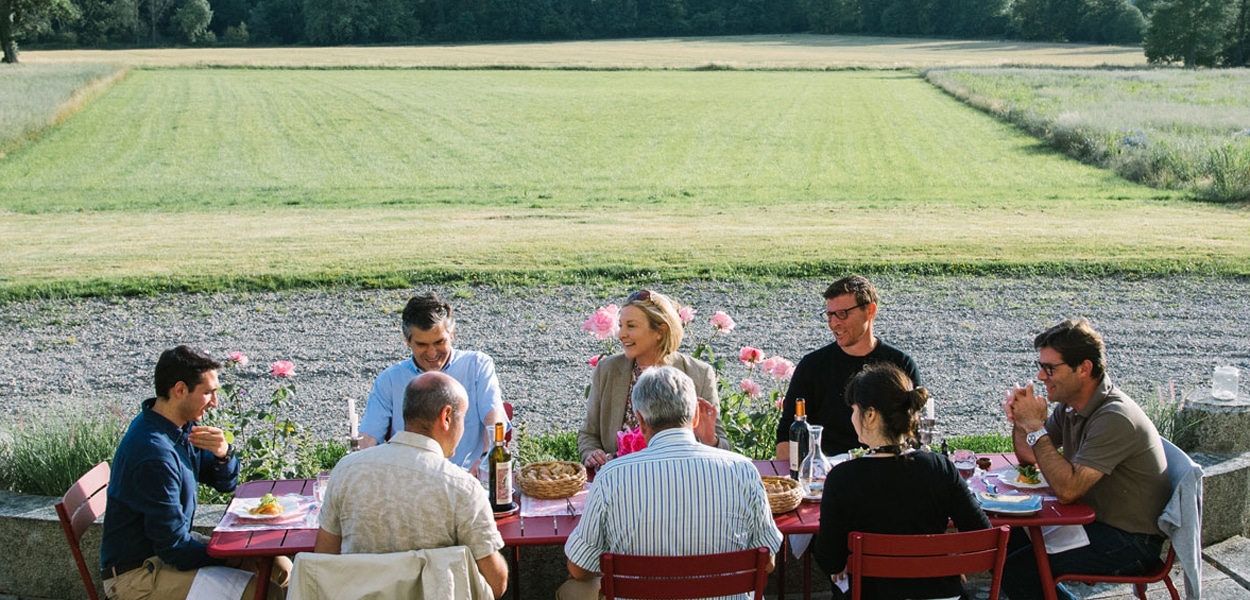 Stagiaires et formateurs déjeunant en terrasse devant le château de la Mazure