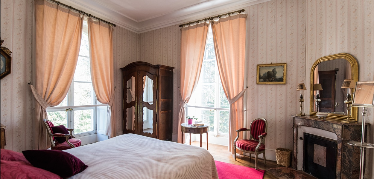 Chambre du château, rideaux roses et armoire ancienne