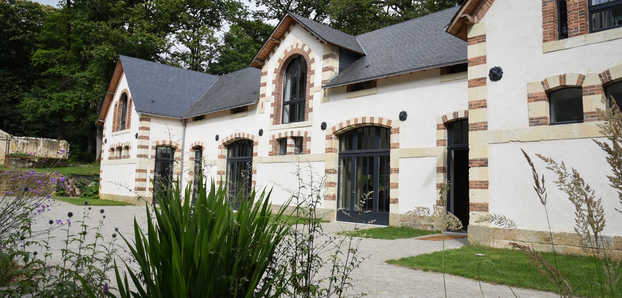 Les communs restaurés du château de la Mazure