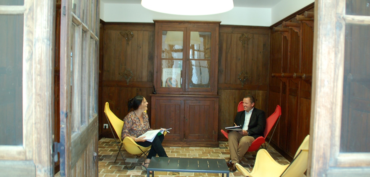 Séance de one to one dans un salon boisé