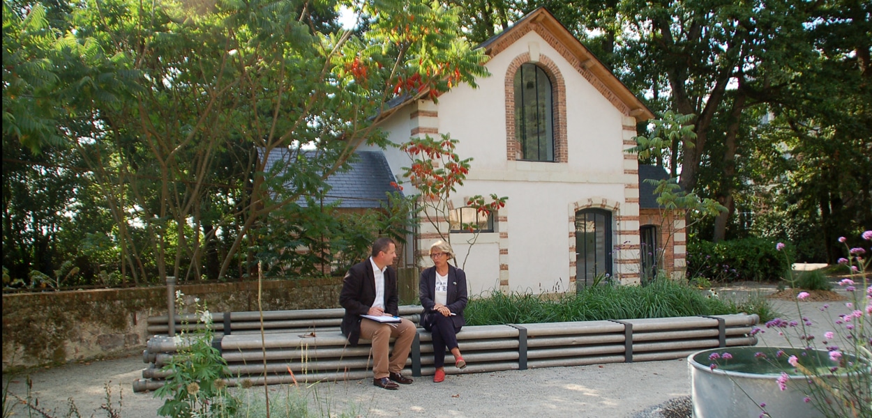 Échange en extérieur devant les communs de la Mazure